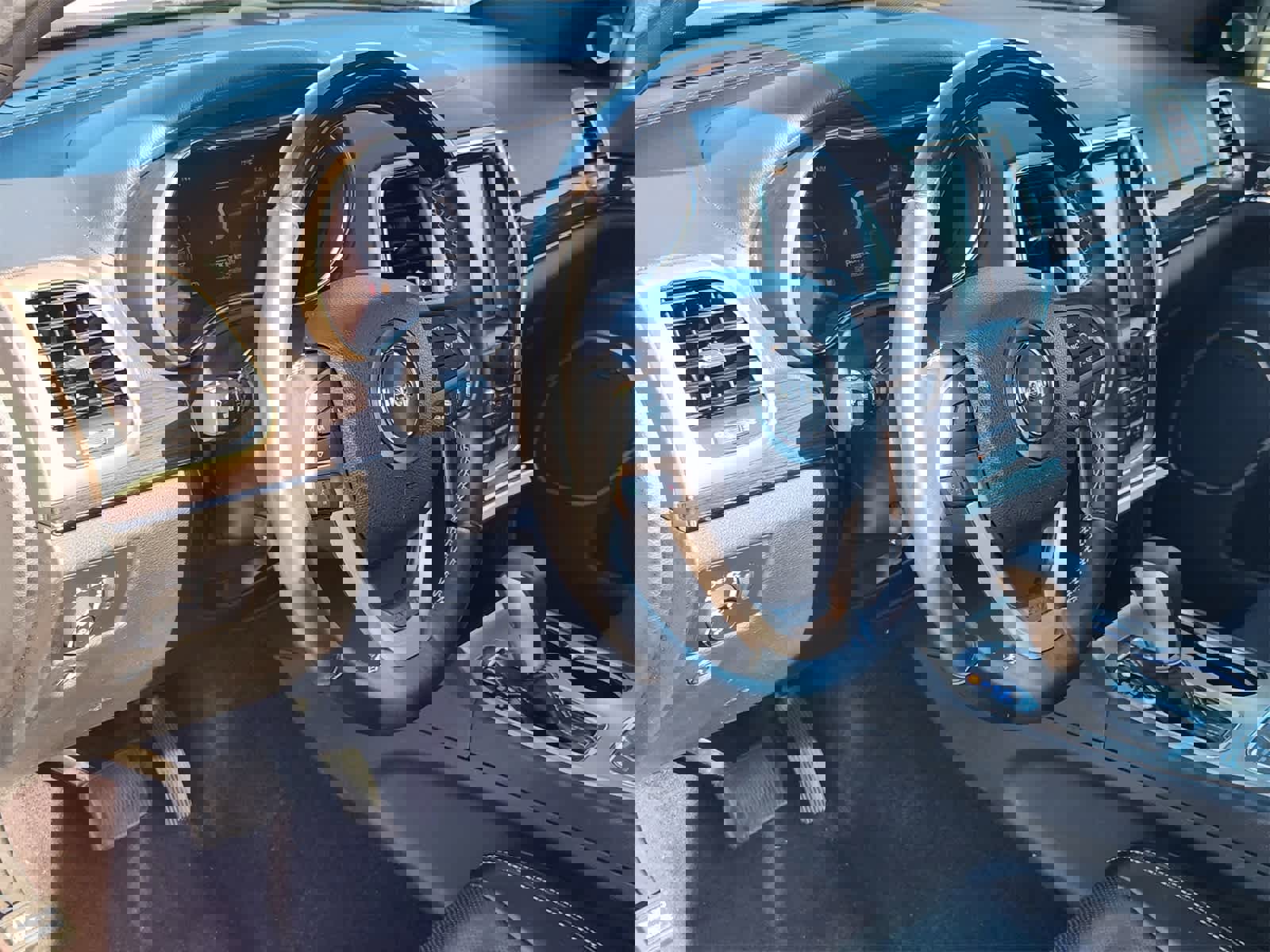 Used 2017 Jeep Grand Cherokee Overland w/ Jeep Active Safety Group image 2