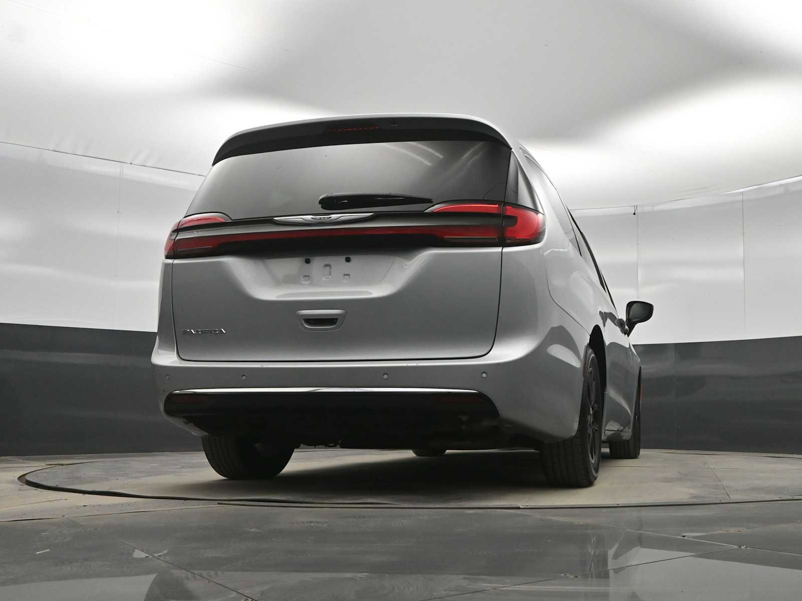 Used 2024 Chrysler Pacifica Touring-L image 35