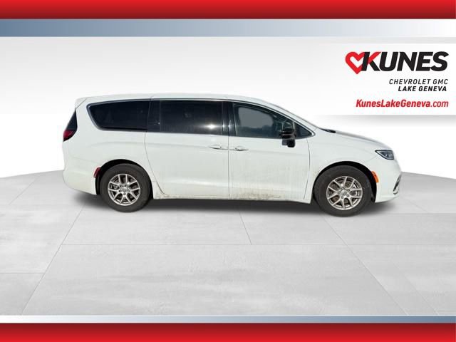 Used 2024 Chrysler Pacifica Touring-L image 3