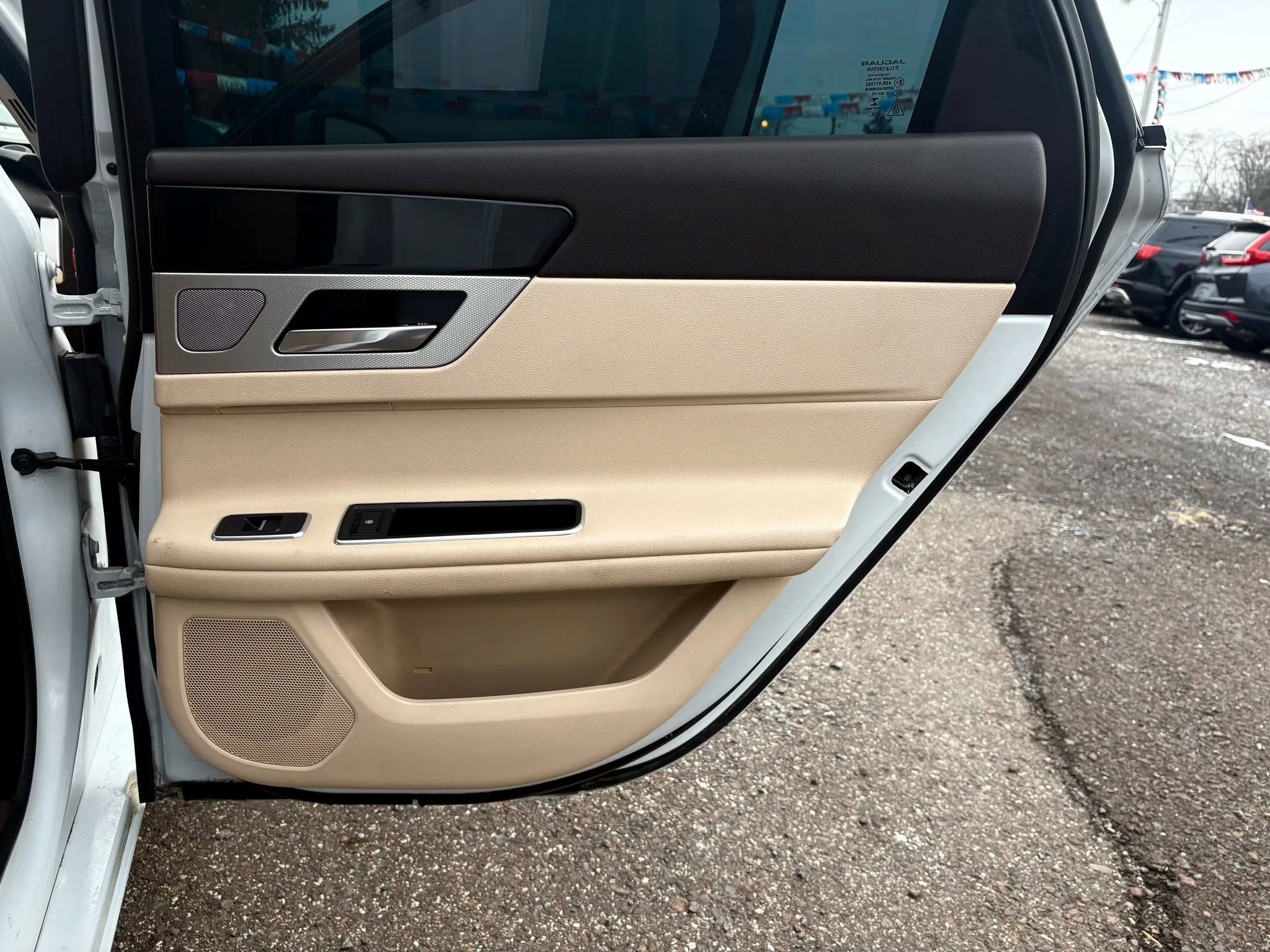 Used 2016 Jaguar XF Premium image 12