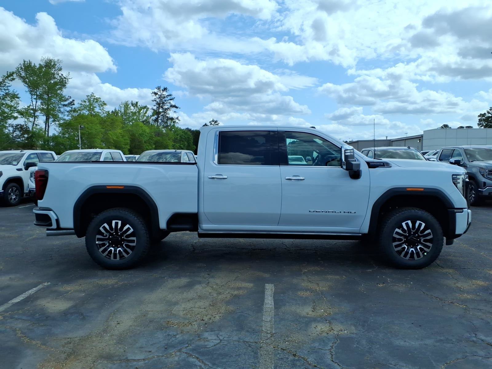 New 2026 GMC Sierra 2500 Denali Ultimate AWD/4WD image 3