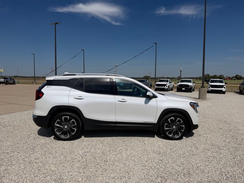 Used 2022 GMC Terrain SLT w/ Infotainment Package II FWD image 2