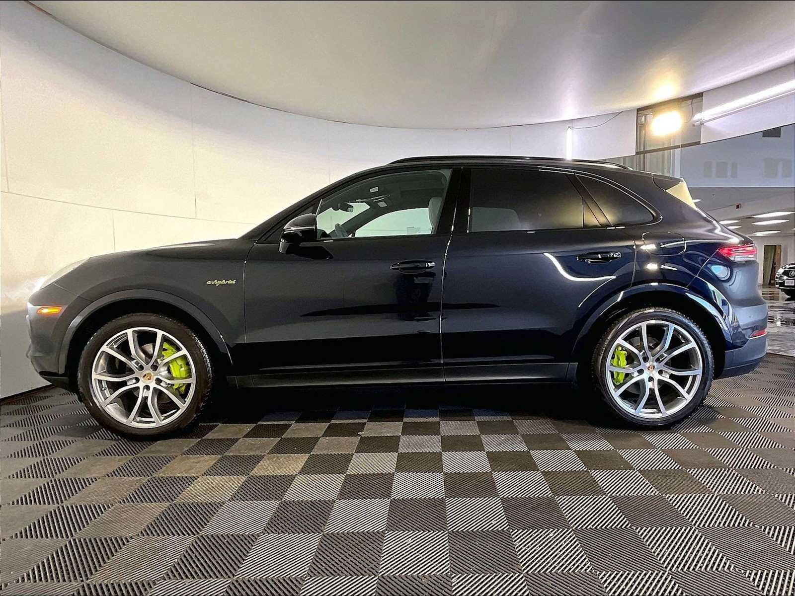Certified 2023 Porsche Cayenne AWD/4WD image 2