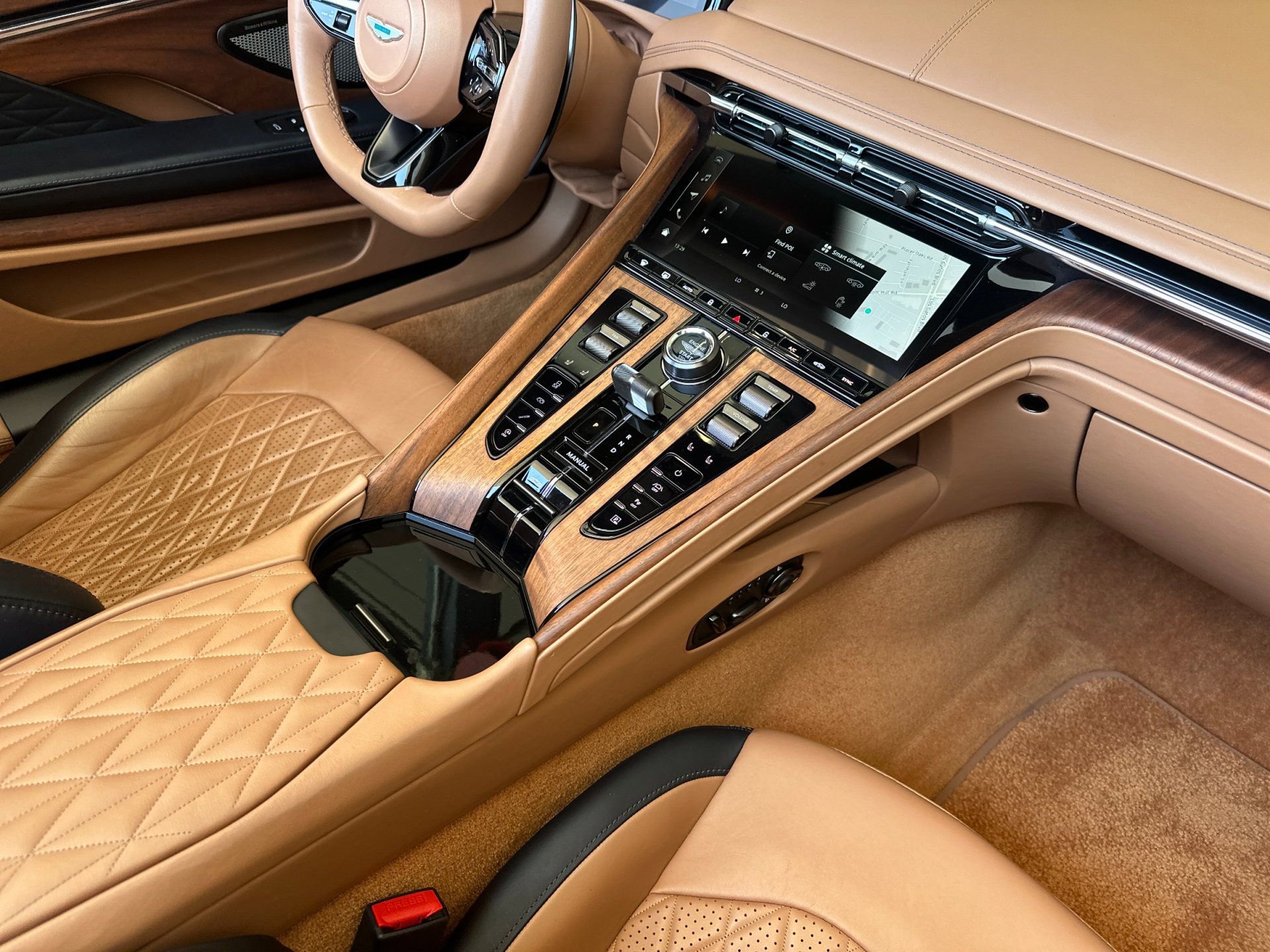 Used 2025 Aston Martin DB12 Convertible RWD image 18
