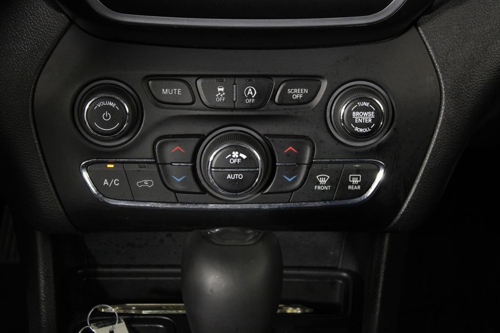 Used 2019 Jeep Cherokee Latitude Plus w/ Comfort/Convenience Group FWD image 21