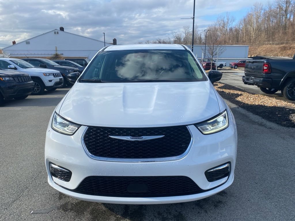 Used 2024 Chrysler Pacifica Touring-L image 6