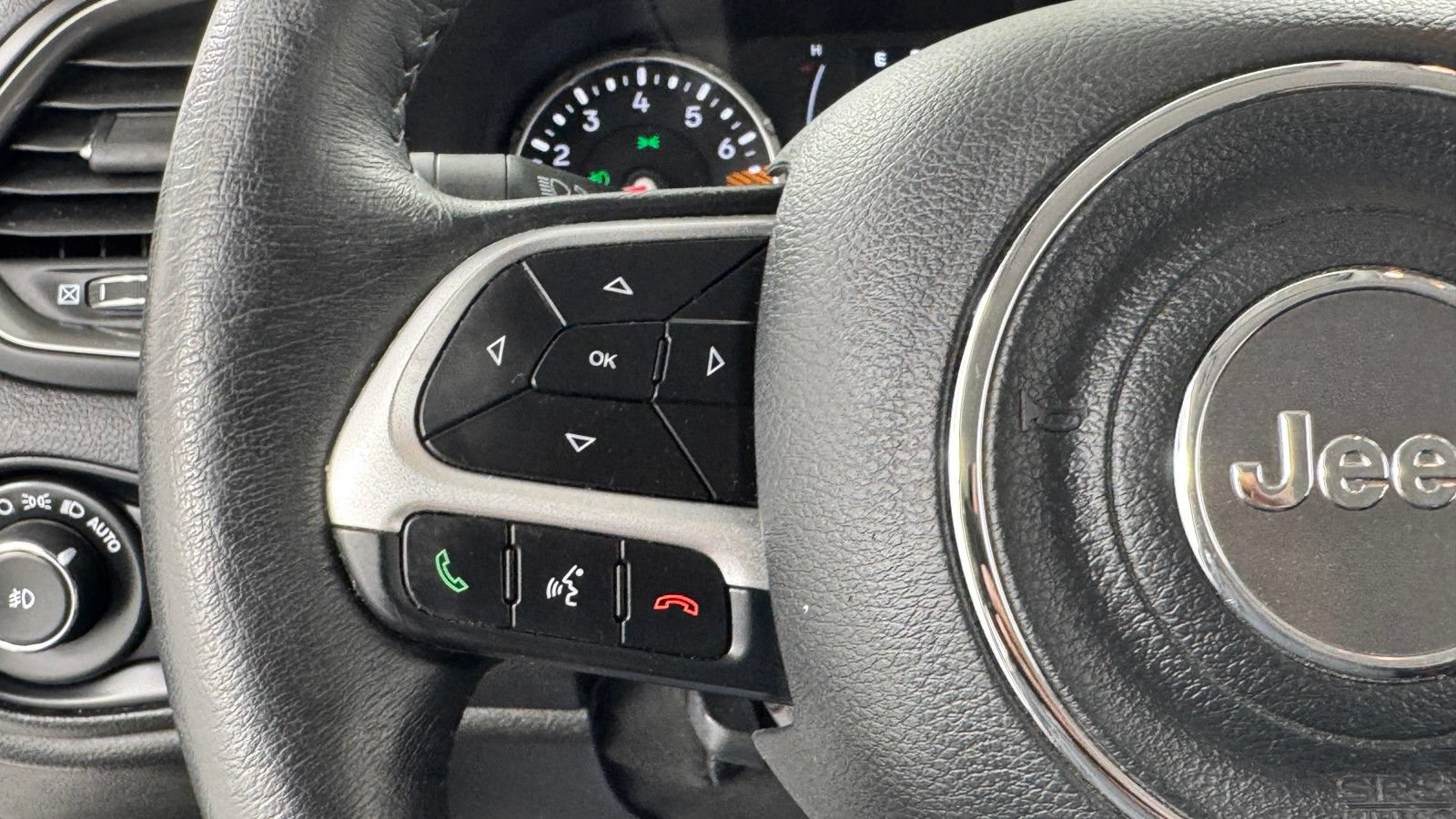 Used 2023 Jeep Renegade Latitude w/ Premium Group AWD/4WD image 21