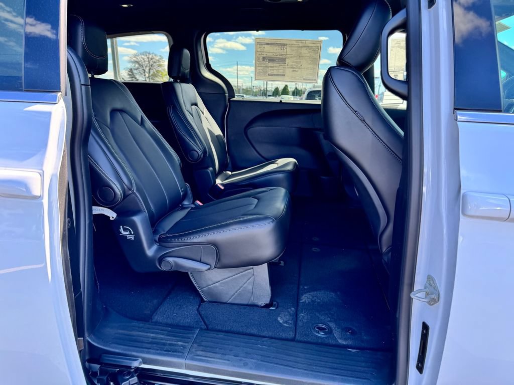 New 2026 Chrysler Pacifica Select FWD image 12
