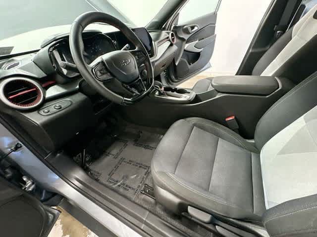 Used 2025 Chevrolet Trax RS FWD image 14