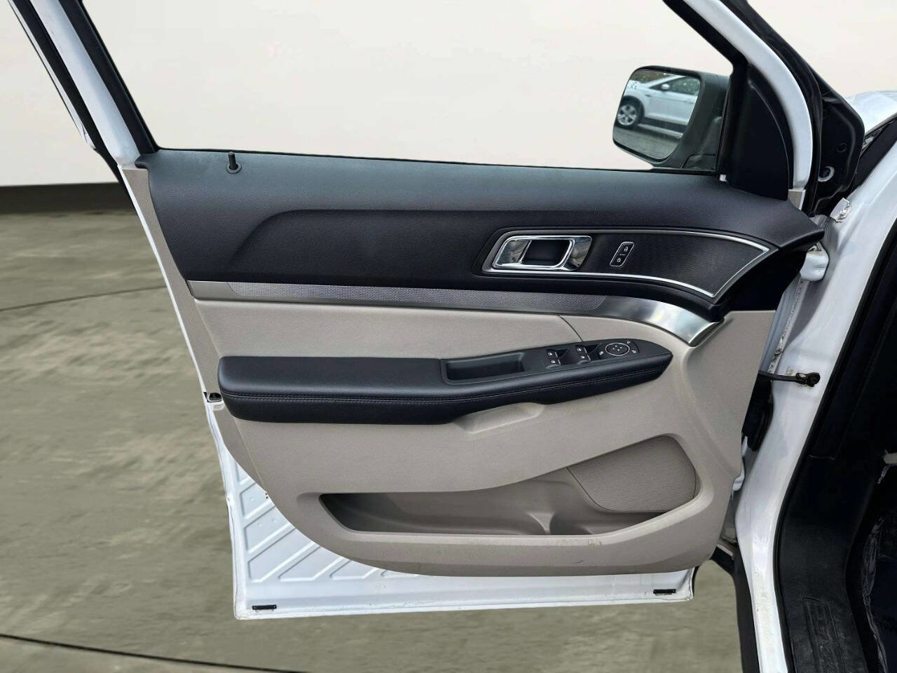 Used 2019 Ford Explorer XLT w/ Equipment Group 202A image 10