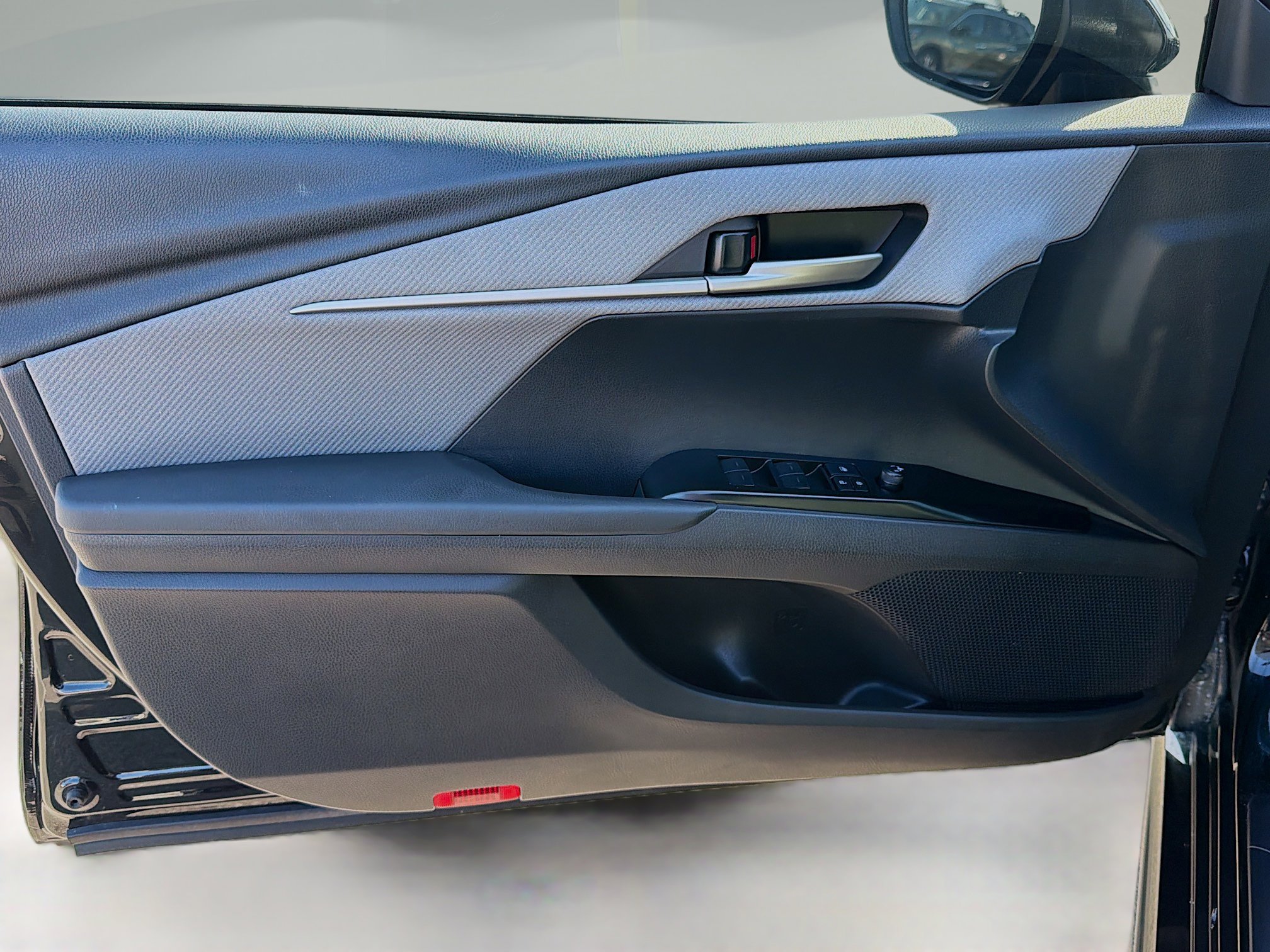 Used 2025 Toyota Camry SE w/ Multimedia Upgrade Package image 20