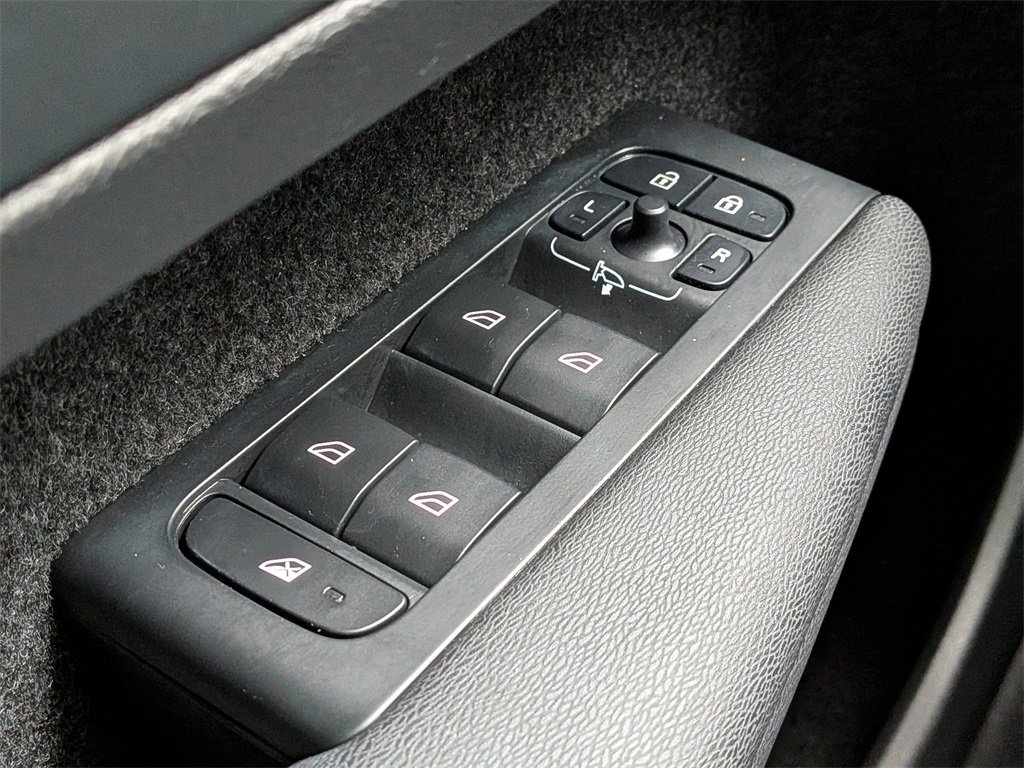 Certified 2024 Volvo XC40 B5 Core image 26