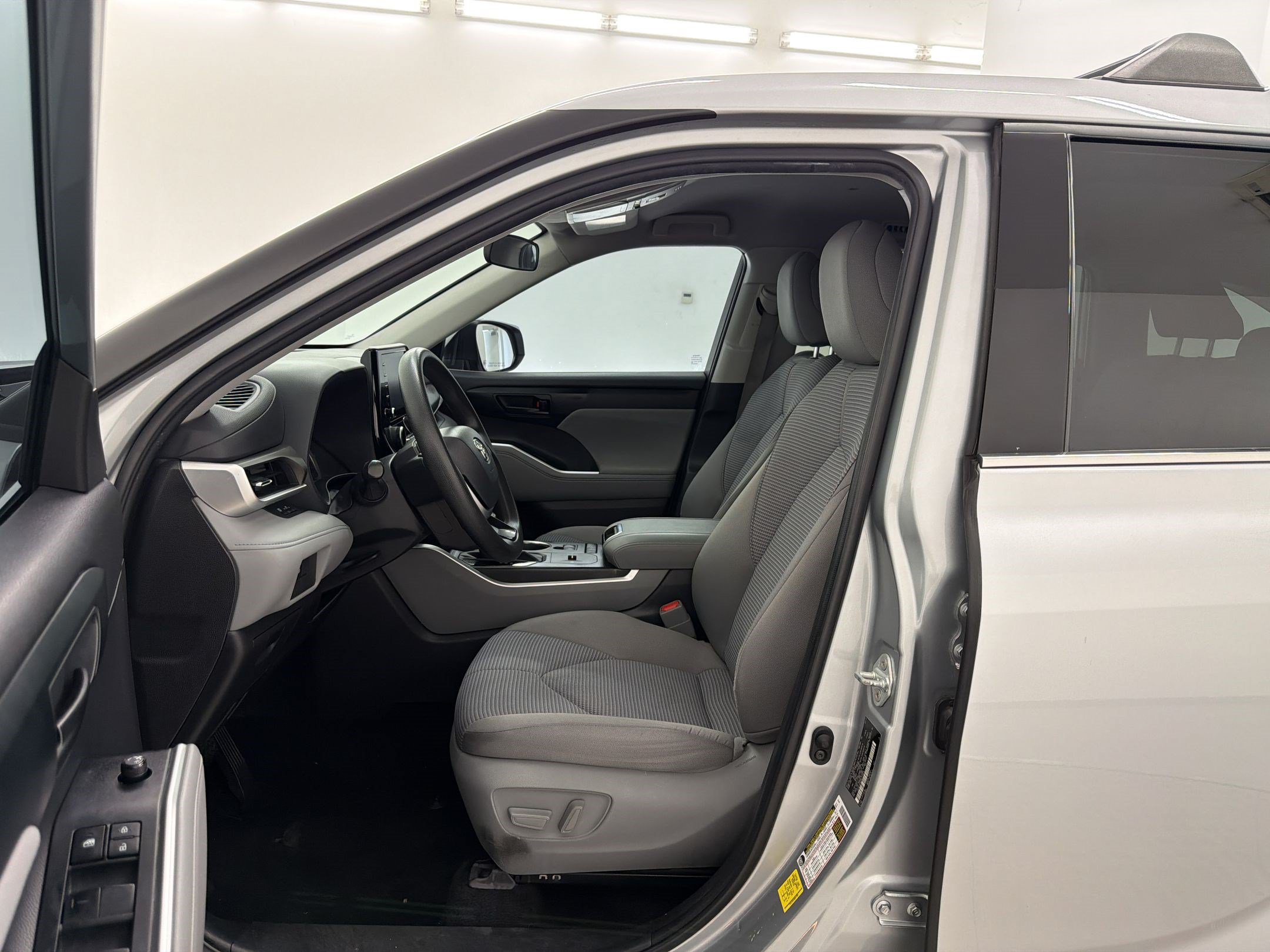 Used 2022 Toyota Highlander L FWD image 5
