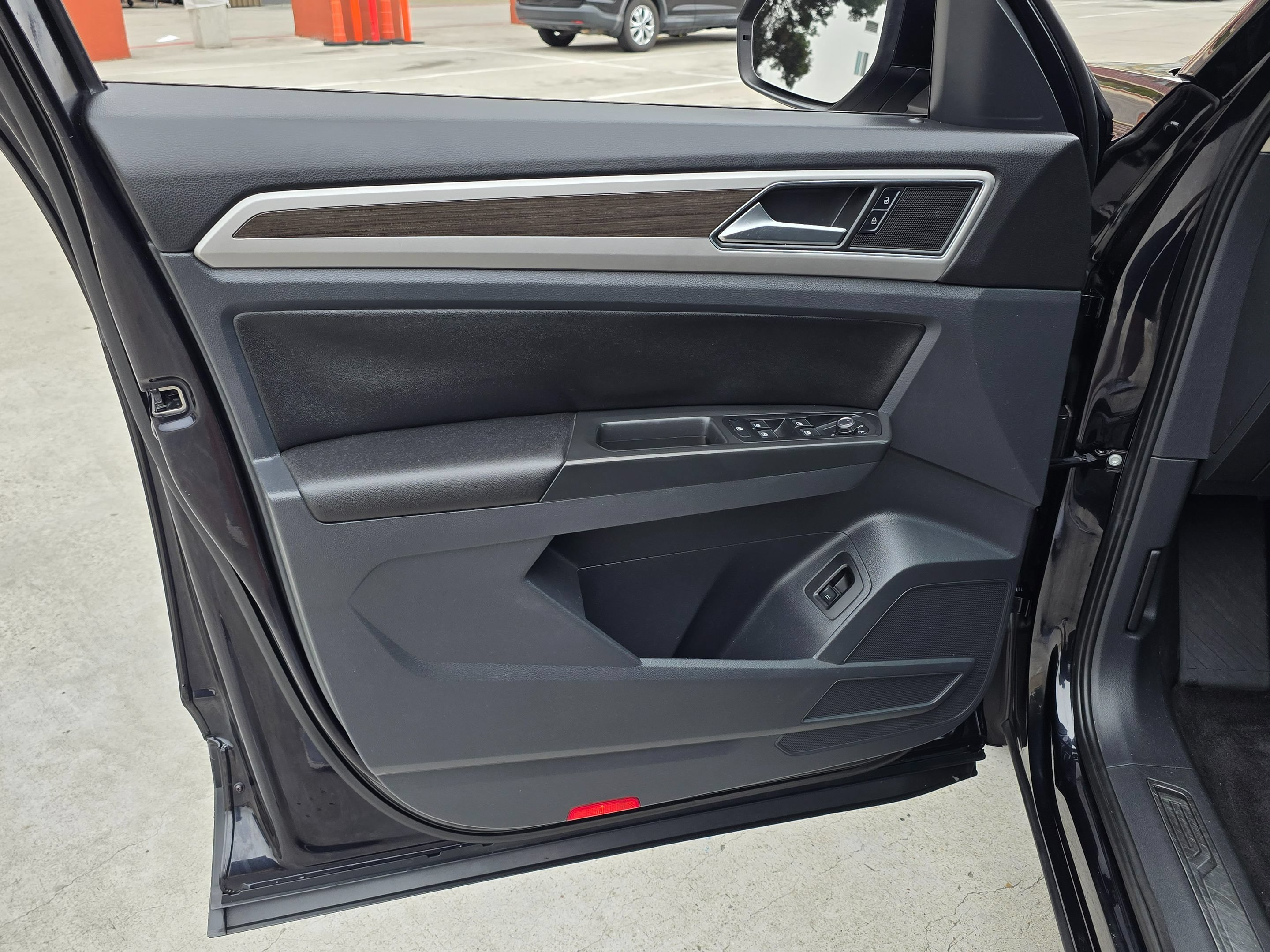 Used 2018 Volkswagen Atlas SEL FWD image 25