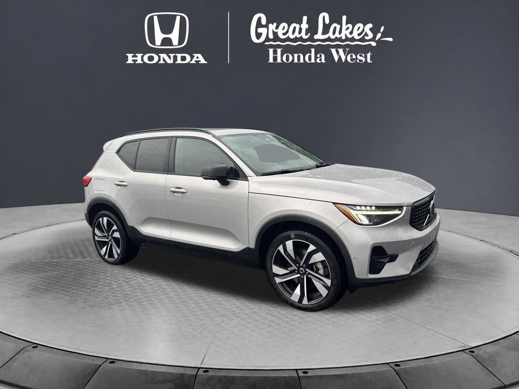 Used 2023 Volvo XC40 B5 Plus w/ Driver Assist Package AWD/4WD image 4