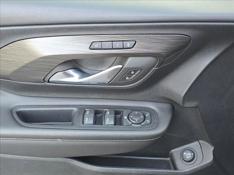 Certified 2023 GMC Terrain SLT image 12