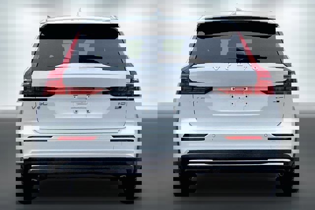 Used 2025 Volvo V60 B5 Cross Country Plus image 3