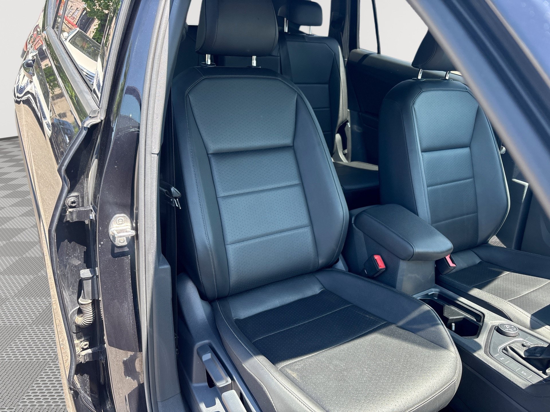 Used 2020 Volkswagen Tiguan SE R-Line AWD/4WD image 28