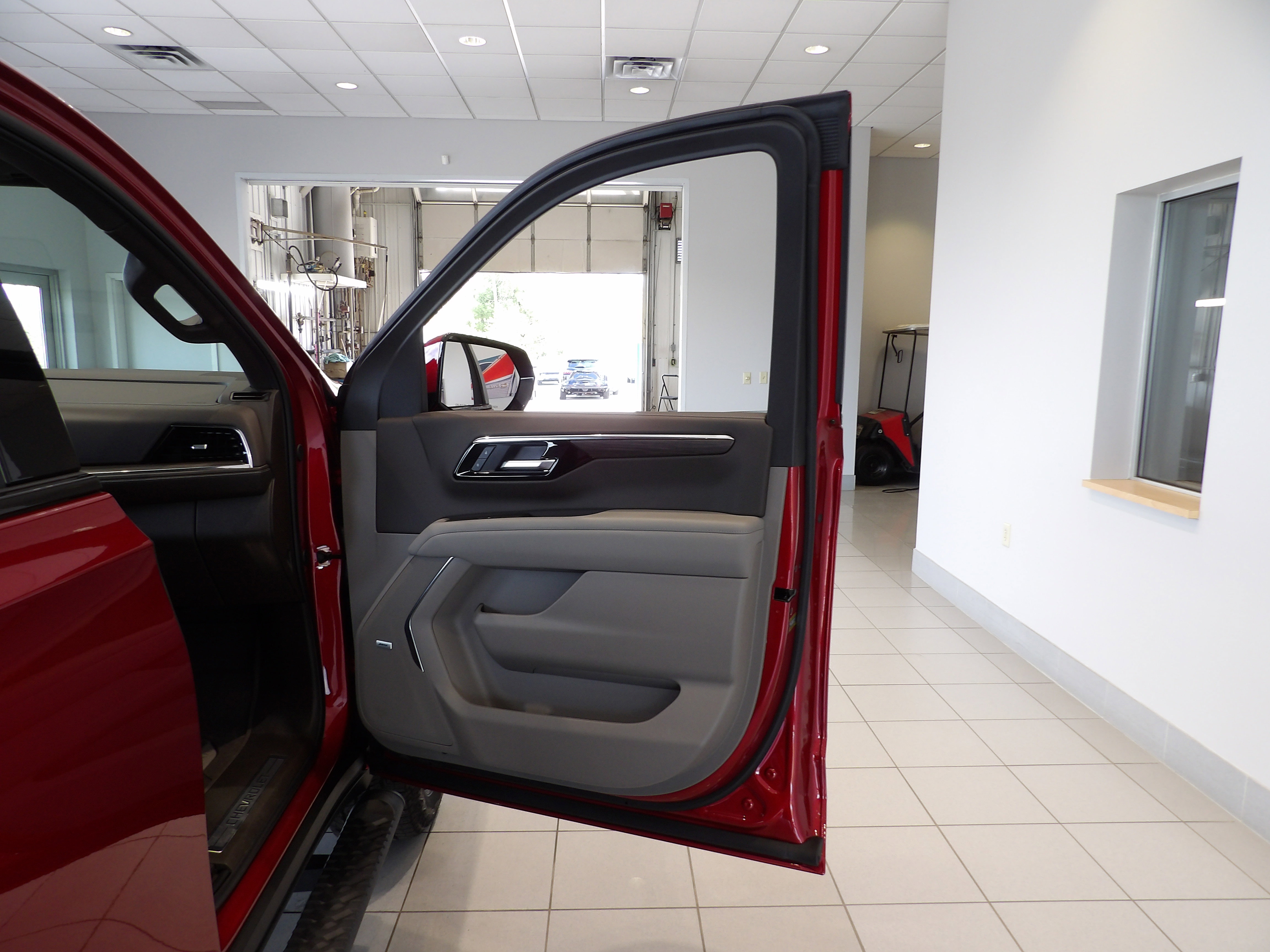 Used 2025 Chevrolet Suburban Z71 w/ Z71 Off-Road Package AWD/4WD image 26