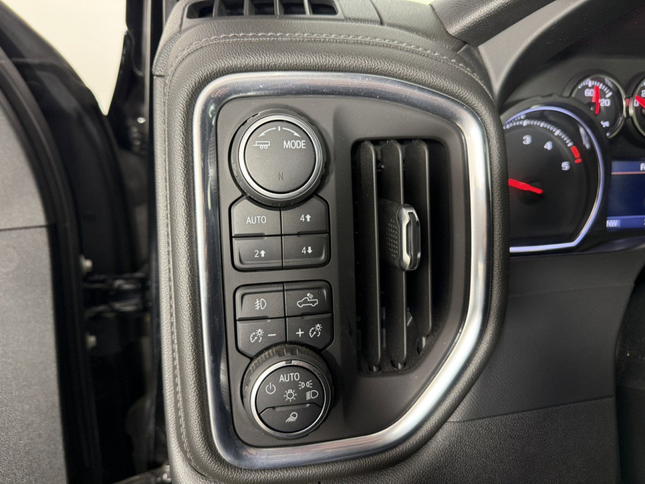 Used 2022 Chevrolet Silverado 2500 LT w/ Midnight Edition AWD/4WD image 22