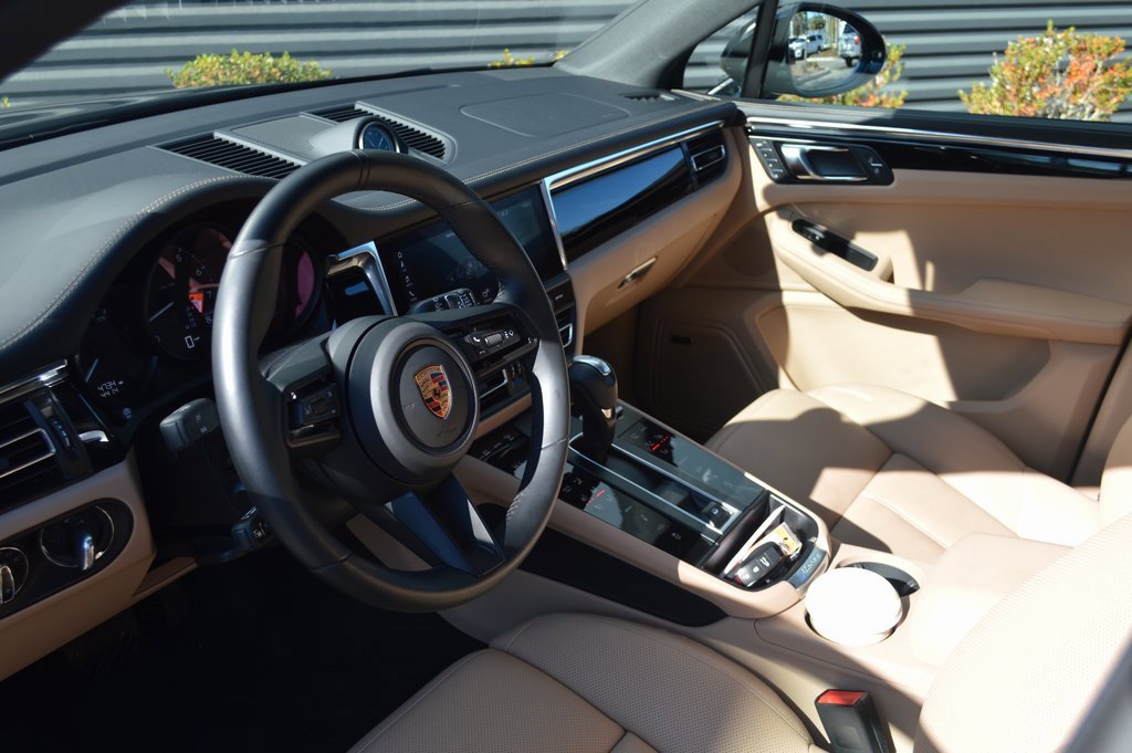 Used 2025 Porsche Macan image 4