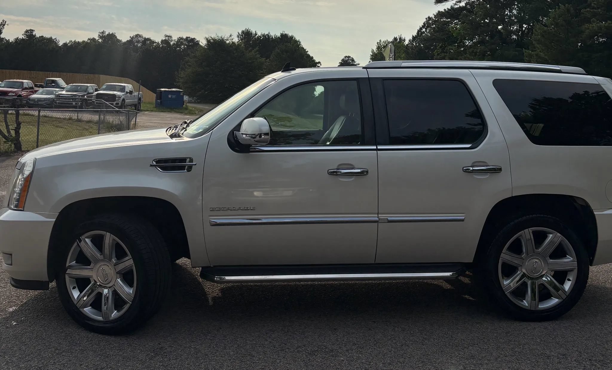 Used 2011 Cadillac Escalade Premium AWD/4WD image 3