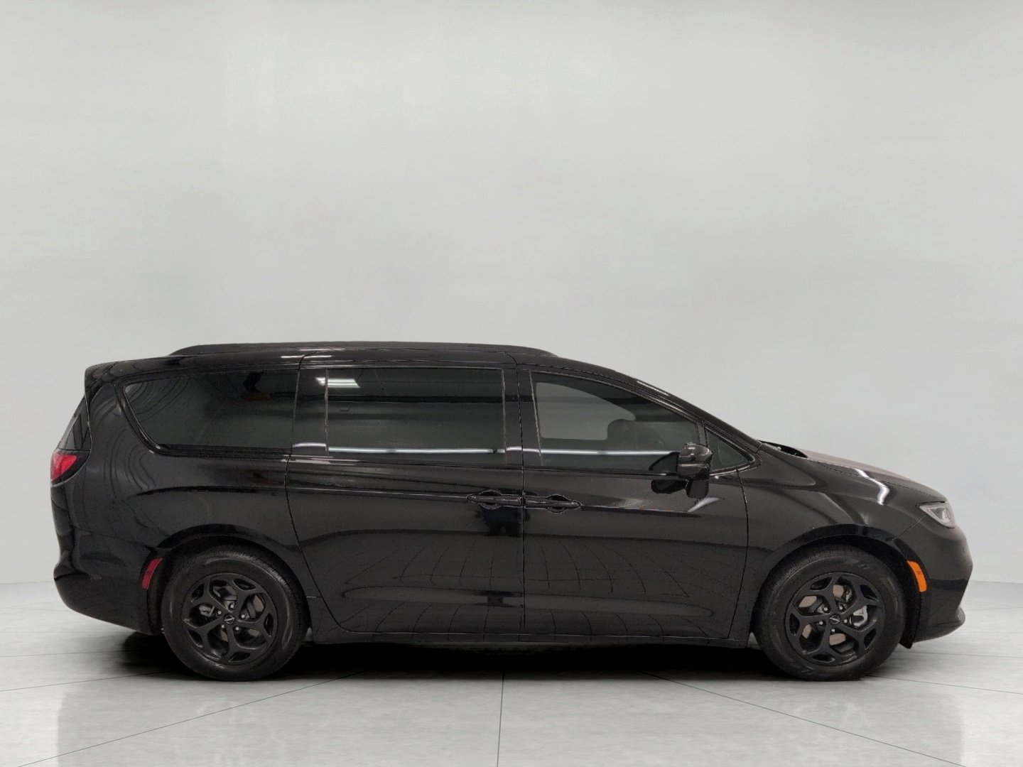 Used 2025 Chrysler Pacifica Premium FWD image 12