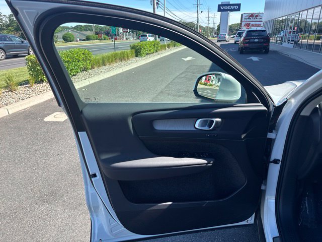 Certified 2025 Volvo XC40 B5 Core AWD/4WD image 19