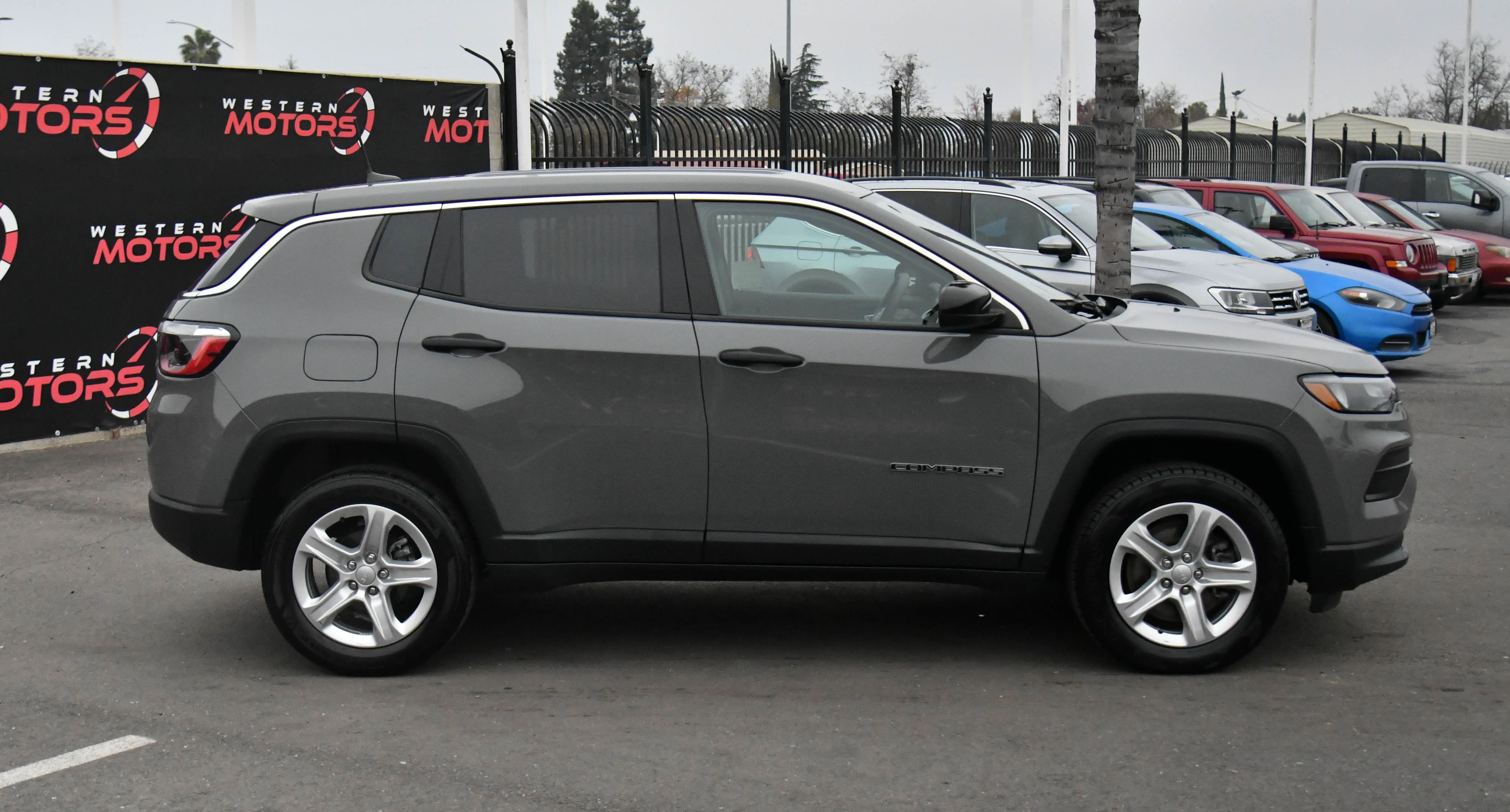 Used 2023 Jeep Compass Sport image 9
