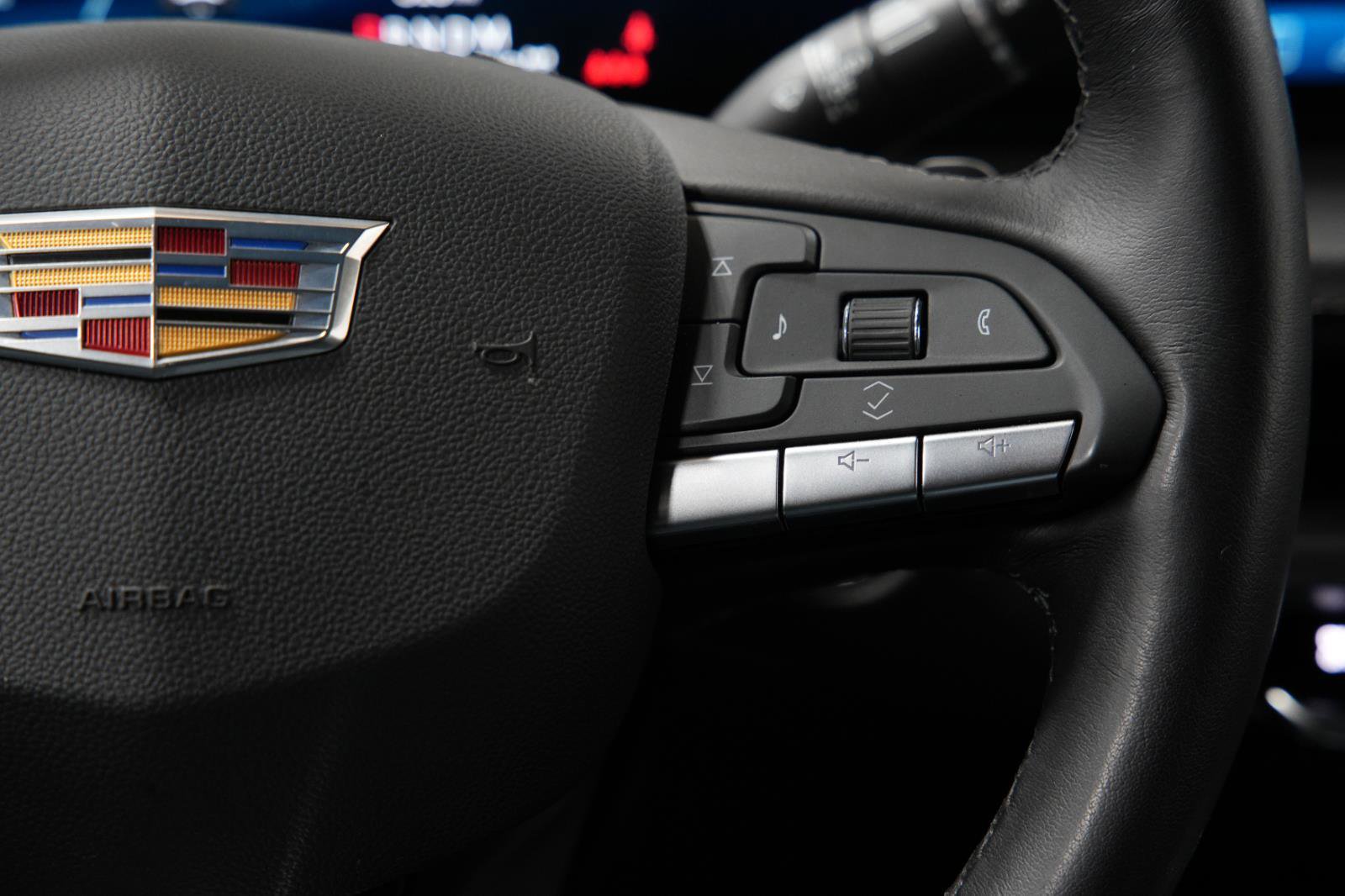 Used 2025 Cadillac XT4 Premium Luxury image 36