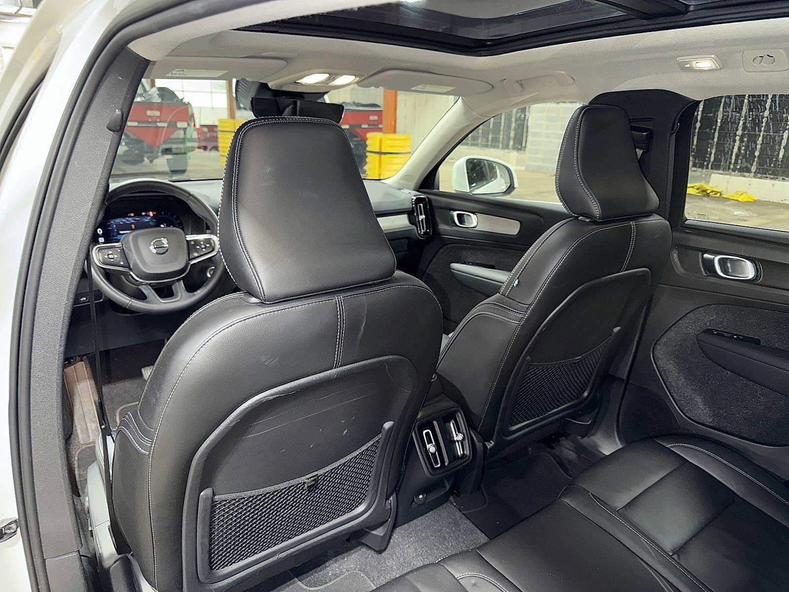 Used 2023 Volvo XC40 B5 Plus image 29