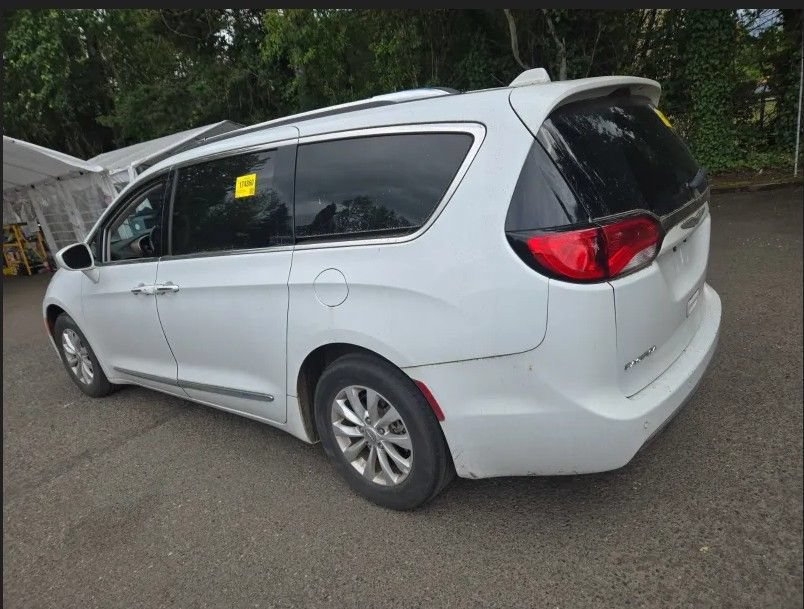 Used 2019 Chrysler Pacifica Touring-L FWD image 4
