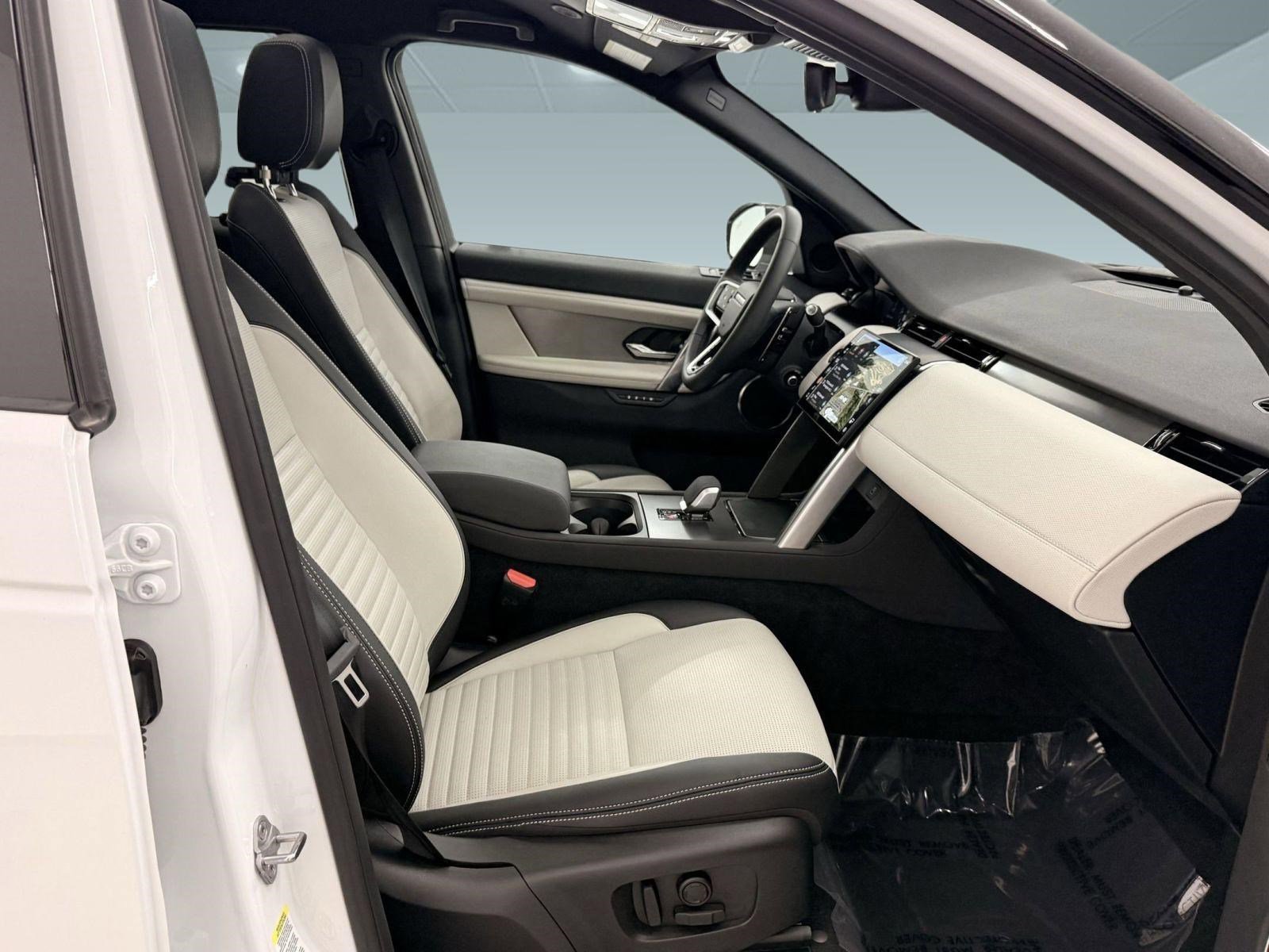 Used 2025 Land Rover Discovery Sport Dynamic SE image 36