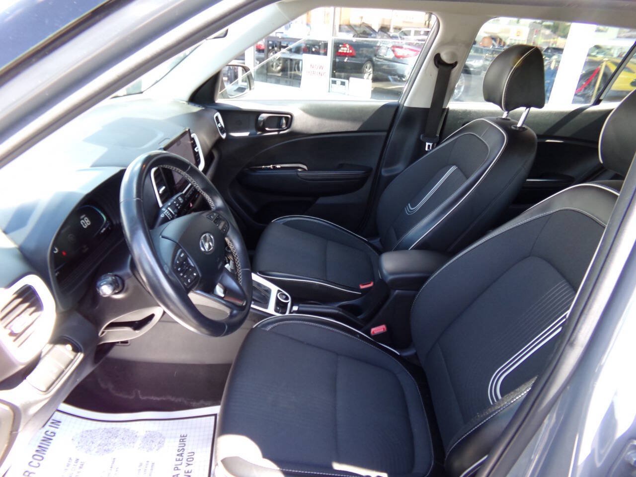 Used 2023 Hyundai Venue Limited FWD image 6