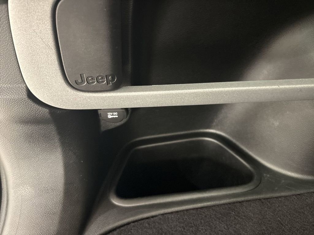 Used 2017 Jeep Cherokee Latitude w/ Cold Weather Group image 23