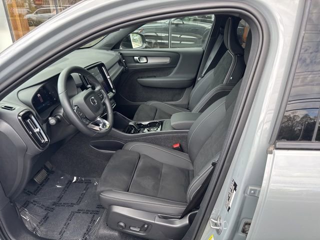 Certified 2025 Volvo XC40 B5 Plus AWD/4WD image 20