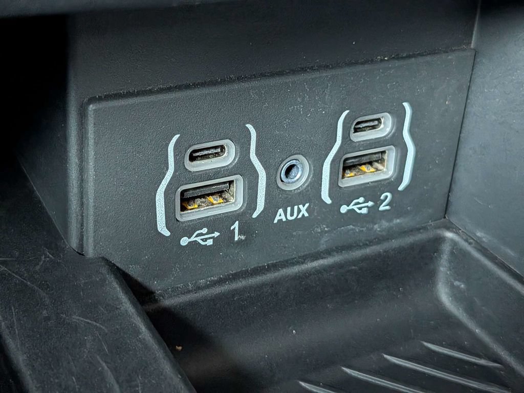 Used 2025 Chrysler Pacifica Limited FWD image 25
