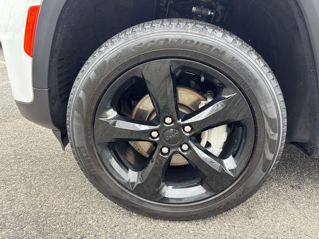 Used 2023 Jeep Grand Cherokee Limited w/ Black Appearance Package AWD/4WD image 8