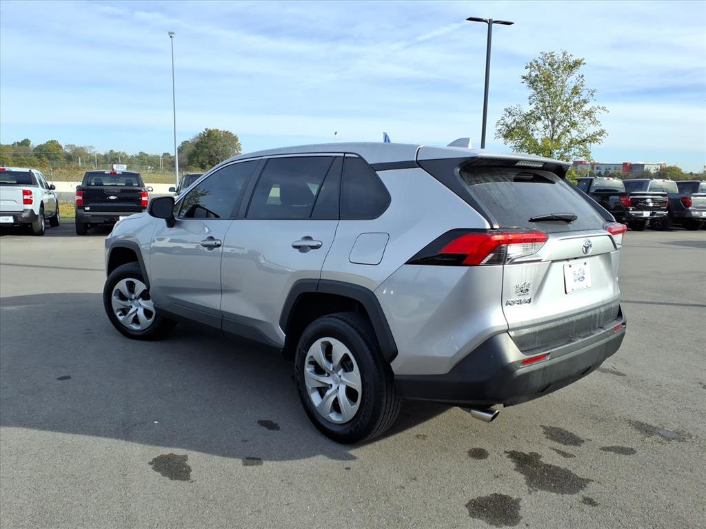 Used 2022 Toyota RAV4 LE image 5