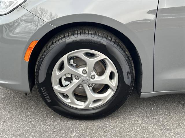 Certified 2024 Chrysler Pacifica Limited FWD image 13