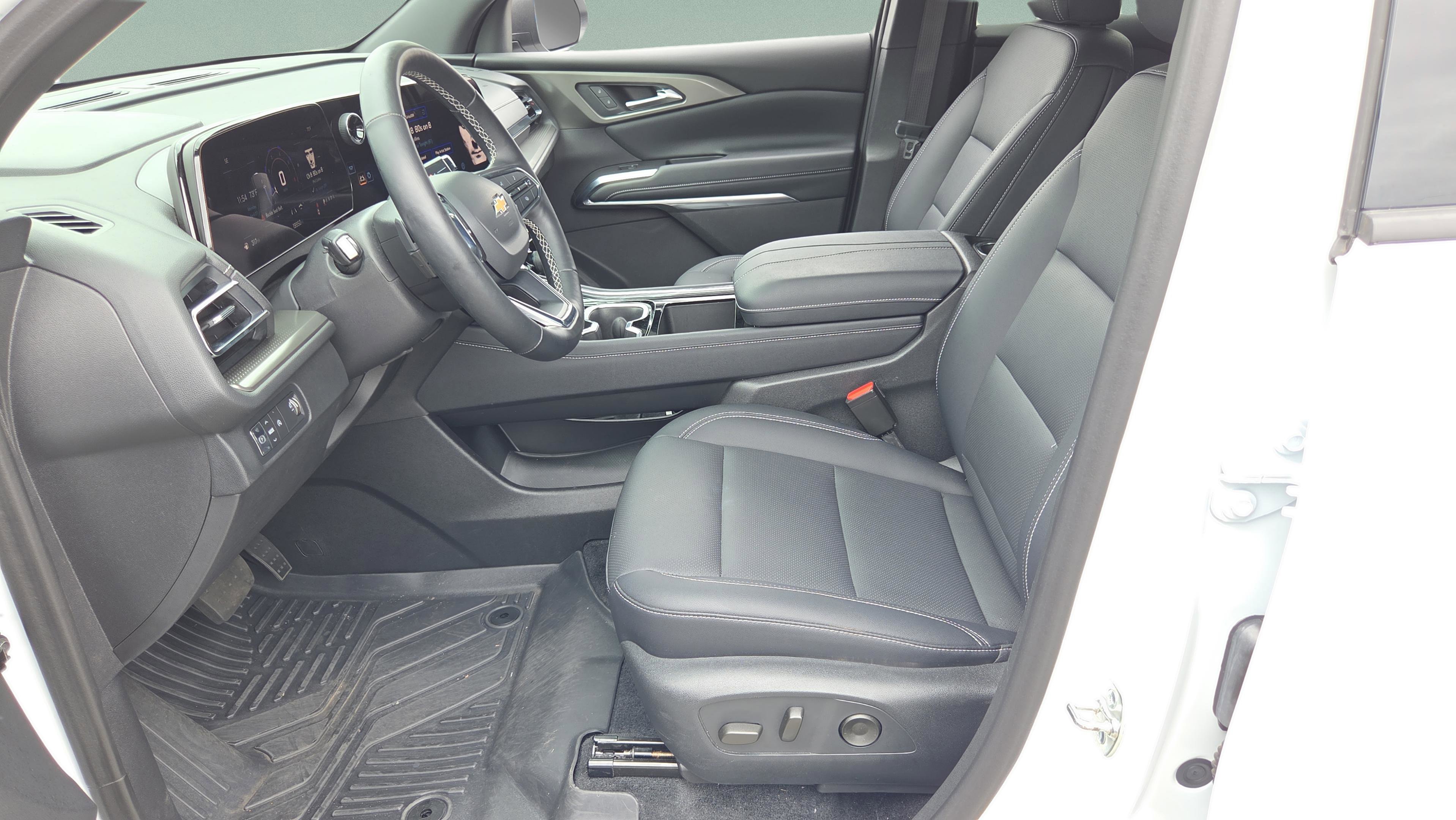 Used 2025 Chevrolet Traverse LT w/ Sun and Wheel Package FWD image 9