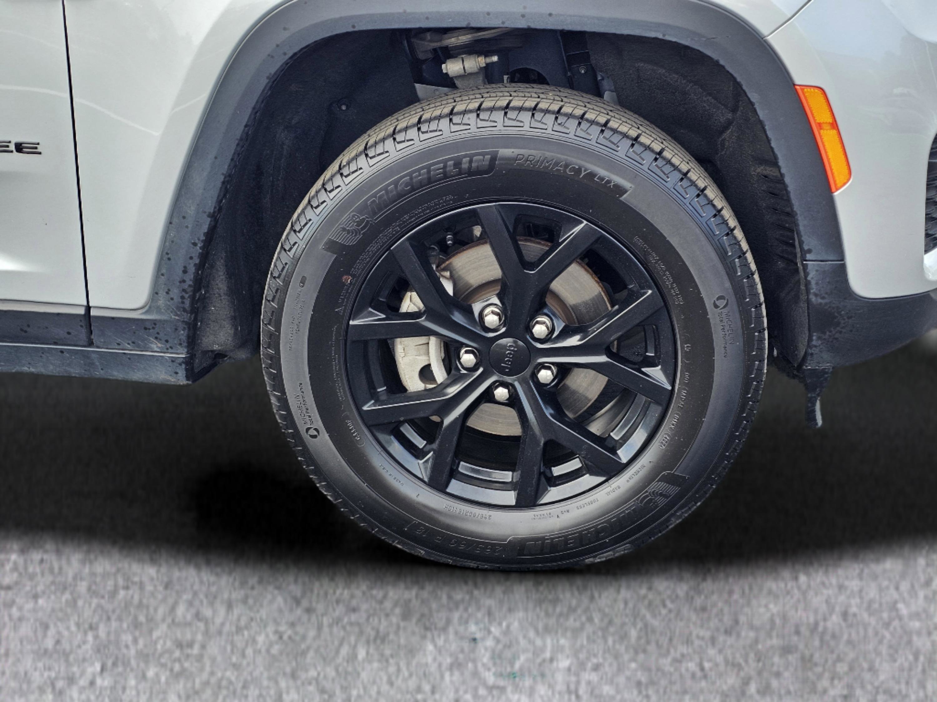 Used 2025 Jeep Grand Cherokee Altitude AWD/4WD image 6
