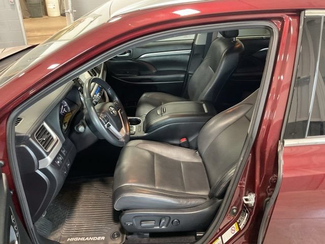 Used 2017 Toyota Highlander Limited AWD/4WD image 10