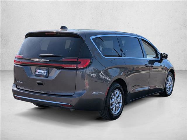 Used 2023 Chrysler Pacifica Touring-L image 5