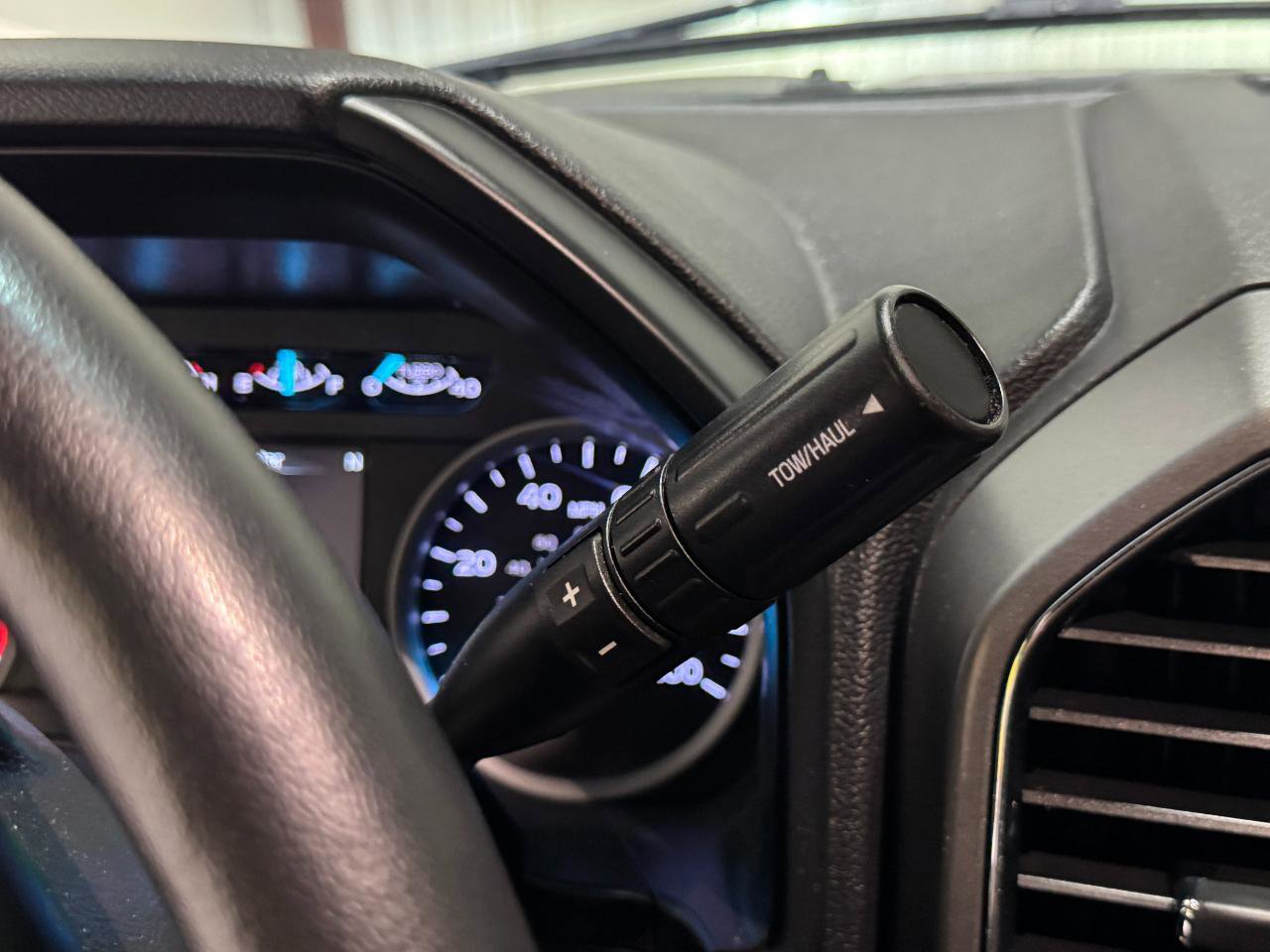 Used 2018 Ford F350 XLT w/ XLT Premium Package AWD/4WD image 7