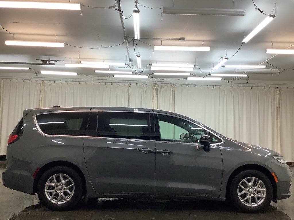 Used 2025 Chrysler Pacifica Select image 5