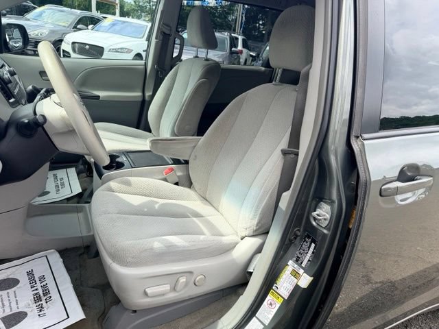 Used 2014 Toyota Sienna LE AWD/4WD image 15