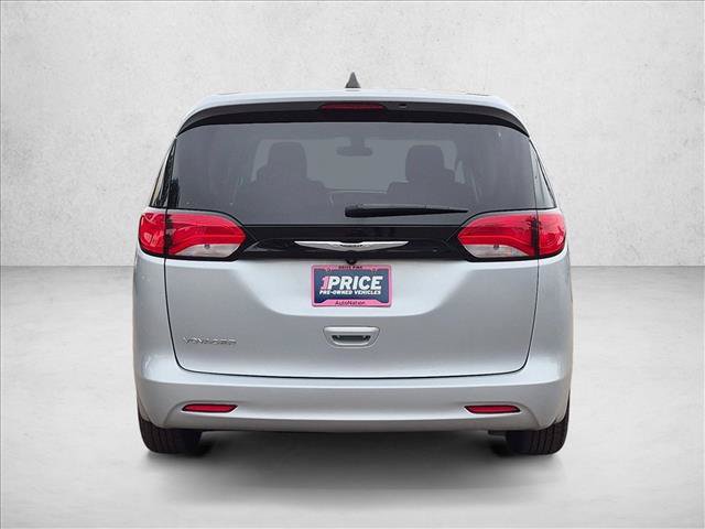 Used 2022 Chrysler Voyager LX FWD image 7
