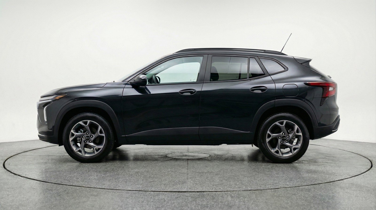 Used 2025 Chevrolet Trax LT FWD image 5