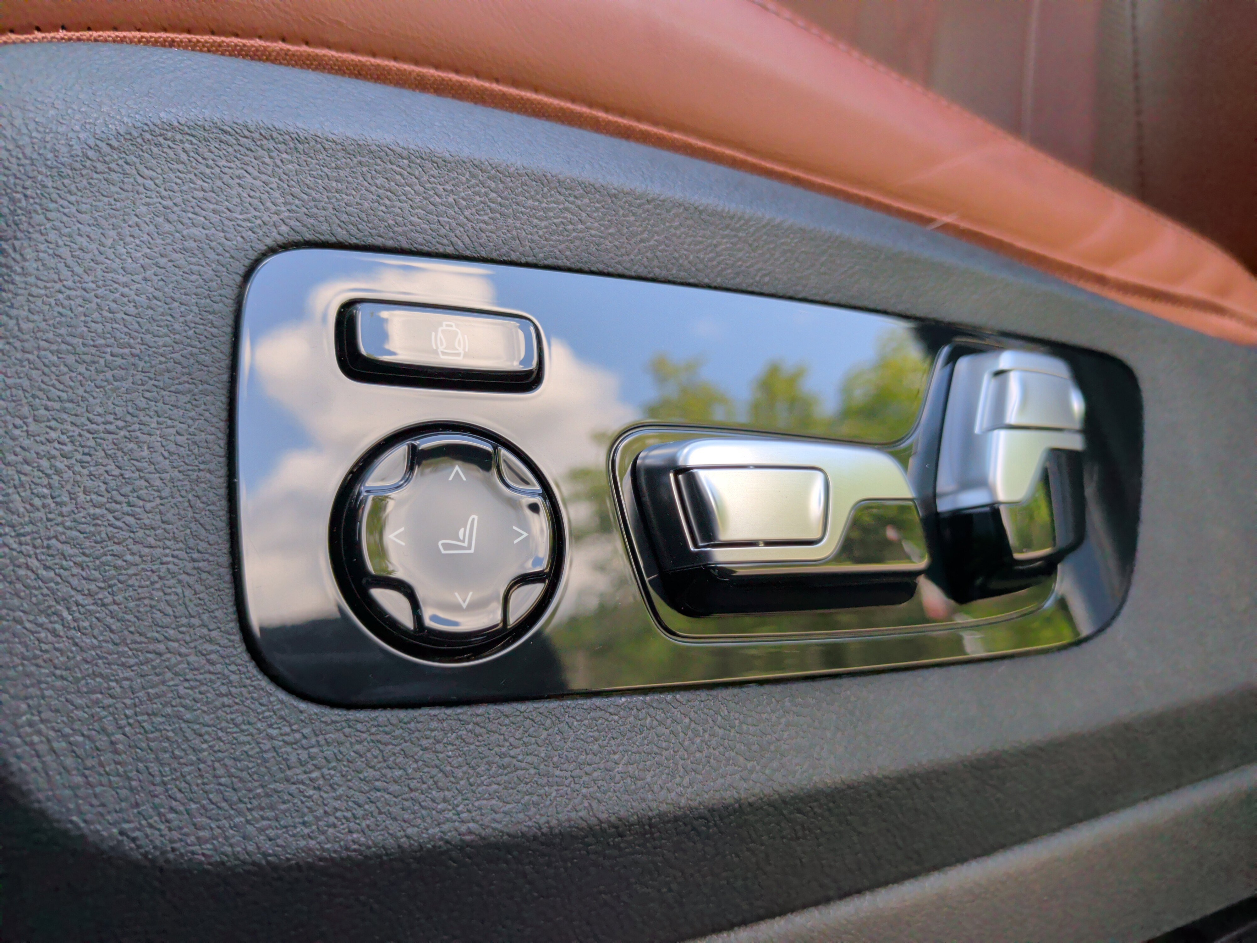 Used 2024 BMW X7 M60i w/ Executive Package image 29